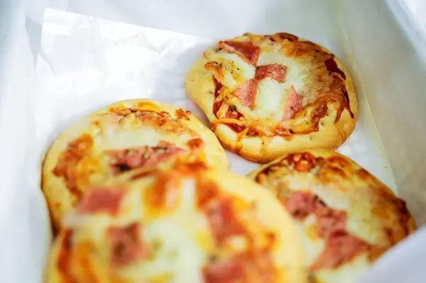 Pizza Häppchen mit Käse und Schinken