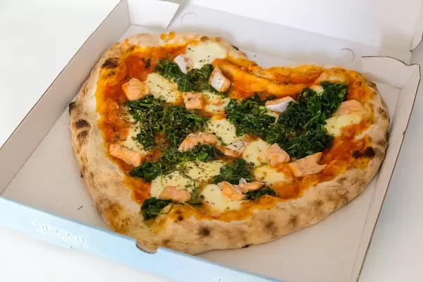 Pizza in Herzform zum Mitnehmen im Pizzakarton