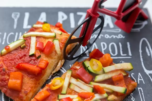 Pizza knife in the shape of a racing cycle