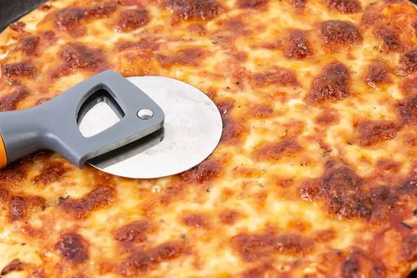 Pizza Margarita with round pizza knife (Flip 2019)