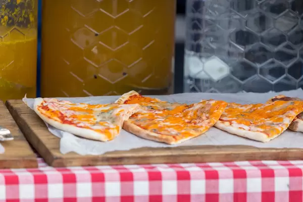 Pizza mit Cheddar-Käse