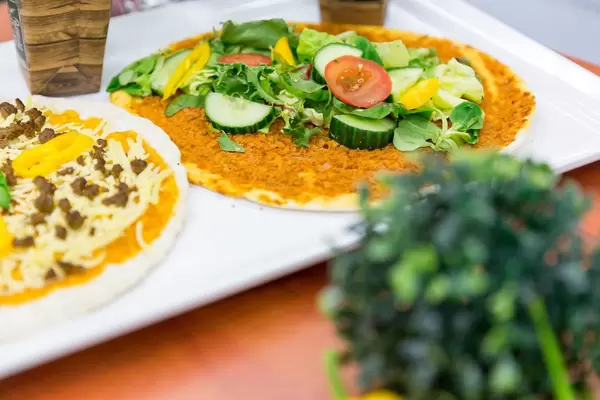 Pizza mit frischem Gemüse