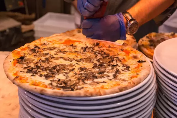 Pizza mit Pilzen aus dem Holzofen