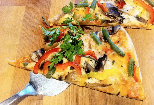 Pizza mit Pilzen und Gemüse