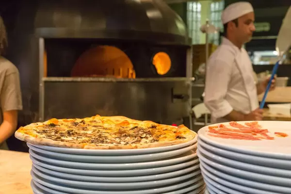 Pizza mit Steinpilzen aus dem Holzofen