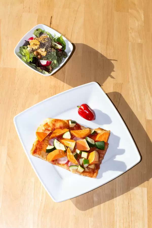 Pizza mit Süßkartoffeln, Zucchini und Chia-Walnuss-Salat