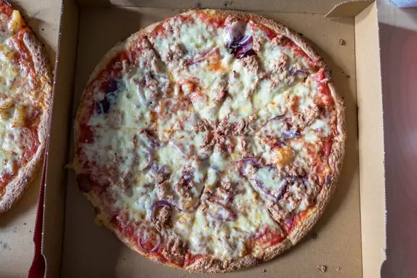 Pizza mit Zwiebeln und Thunfisch
