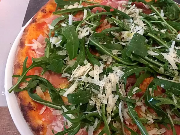 Pizza Rucola mit Schinken und Parmesan
