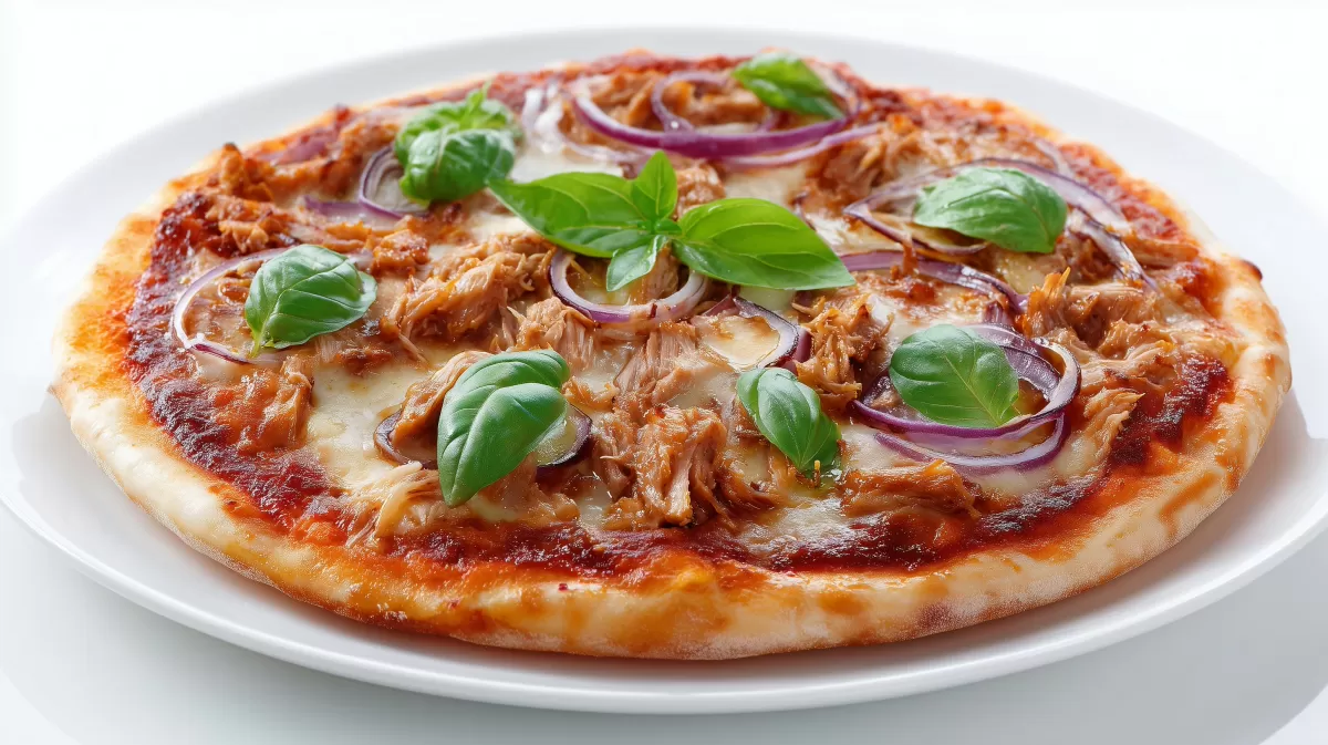 Pizza Tonno e Cipolla mit Basilikum auf Teller