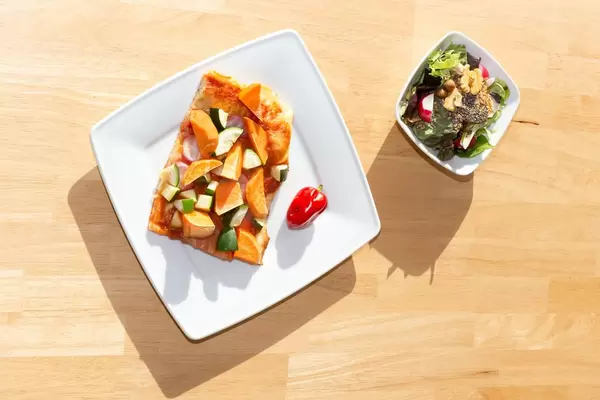 Pizza with sweet potatoes, zucchini and chia/walnut salad