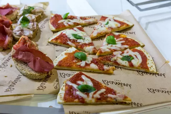 Pizzastücke und Antipasti zum Probieren