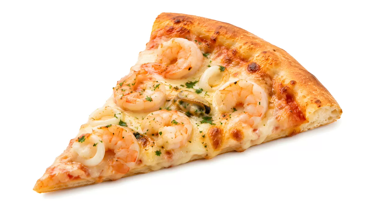 Pizzastück mit Garnelen und geschmolzenem Käse