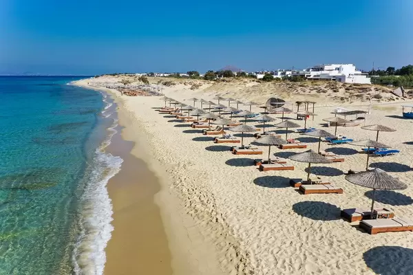Plaka Strand auf Naxos, Griechenland: drei Reihen Sonnenschirme am Traumstrand ohne Touristen