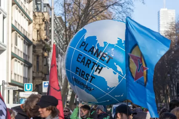 Planet Earth First als riesiger Ball die Erdkugel symbolisierend bei den Fridays for Future
