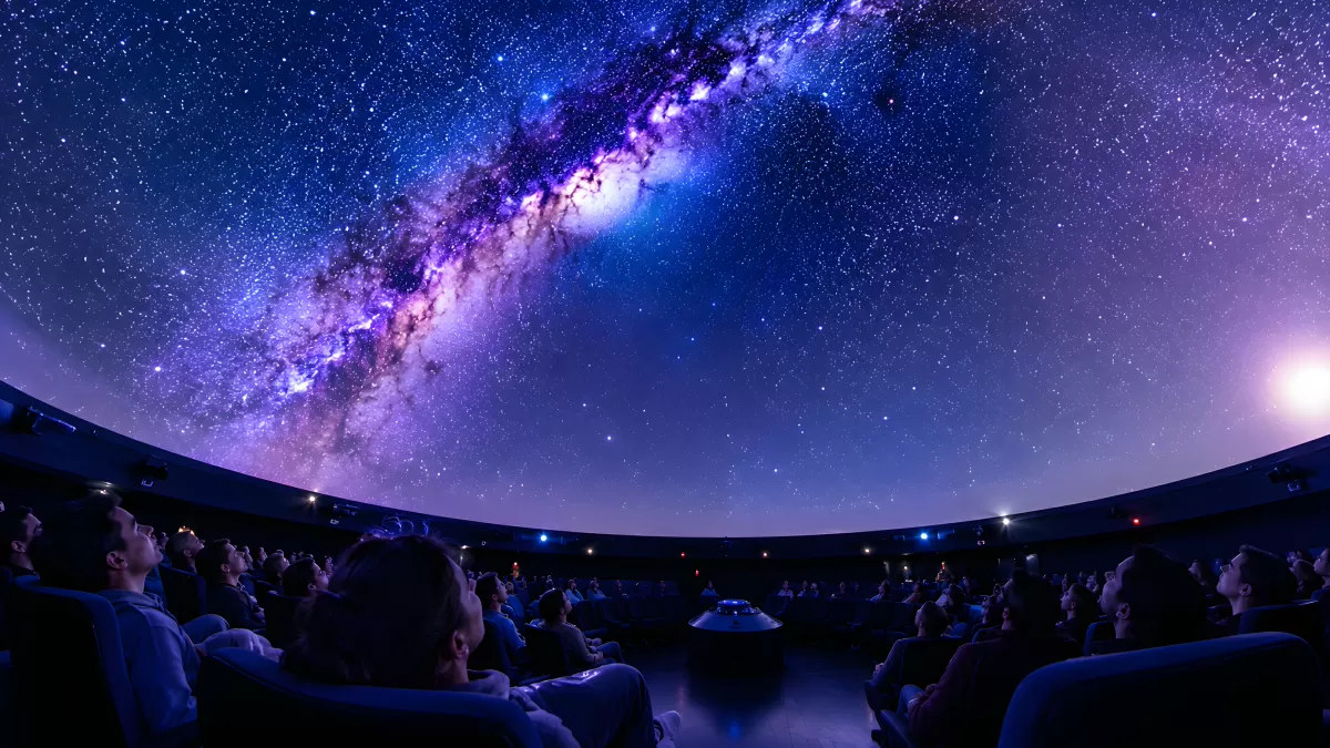 Planetarium mit Milchstraße auf der Kuppel und Publikum