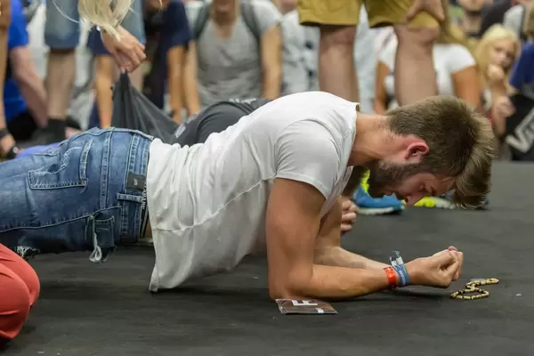 Planking Wettbewerb am Messestand von CaseKing. Gamescom 2018