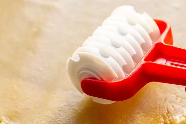 Plastic cooking tool for slicing dough for beautiful baking (Flip 2019) (Flip 2019)