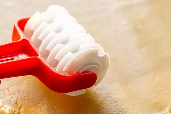 Plastic cooking tool for slicing dough for beautiful baking