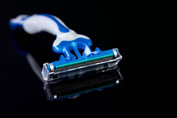 Plastic Razor above black background (Flip 2019)