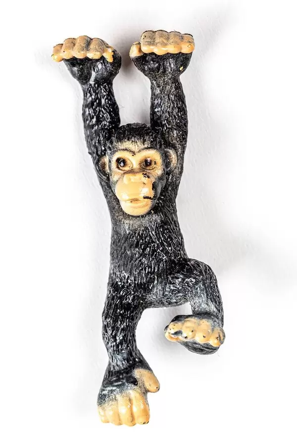 Plastik-Figur eines Affen auf weißem Hintergrund