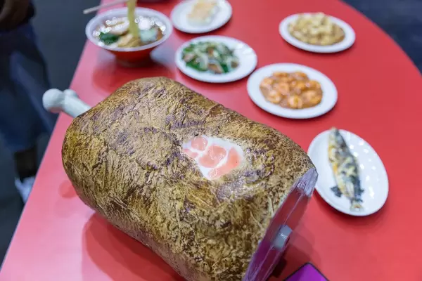 Plastikessen: Eine Schinkenkeule mit Knochen