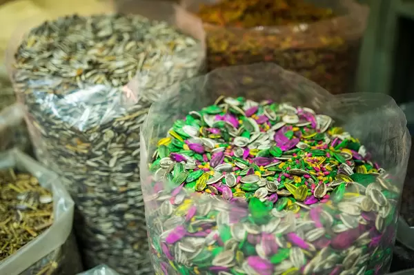 Plastiktüten gefüllt mit bunten, gemischten Körnern und Samen