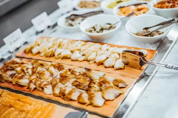 Platte mit geräuchertem Fisch verschiedener Sorten