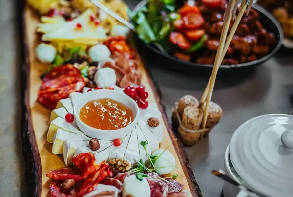 Platte mit Käse und Feinkost