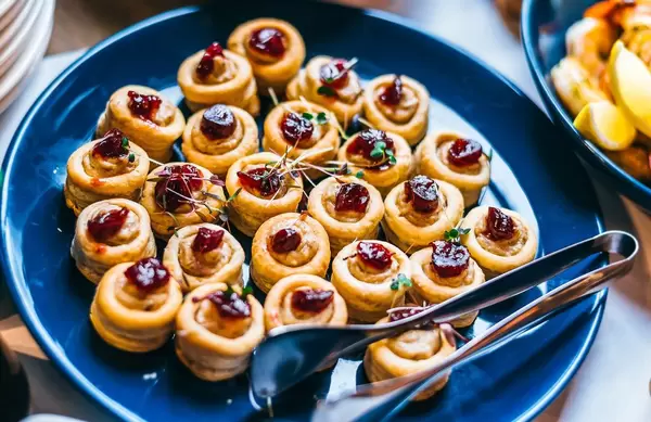 Platte mit kleinen Snacks mit Fleisch