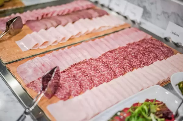 Platte mit Schinken verschiedener Sorten