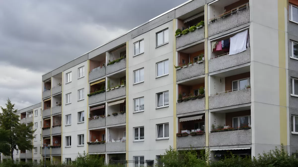 Plattenbau-Wohnblock mit Balkonen in Deutschland