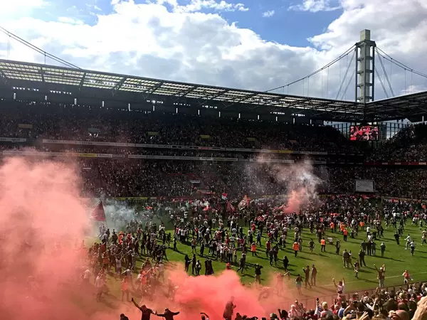 Platzsturm im RheinEnergie-Stadion nach dem 5. Platz für den 1. FC Köln
