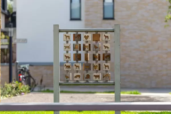Playing Memory at the playground in an urban context