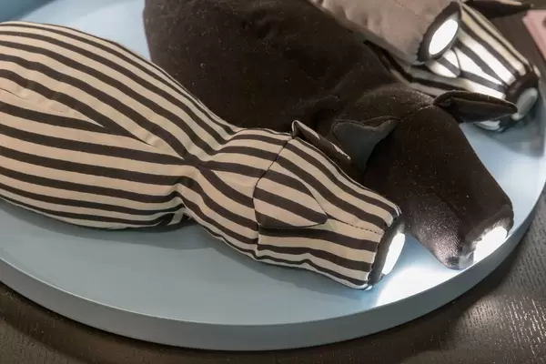 Plüschtier mit Leselampe in der Schnauze kann auf Schulter platziert werden