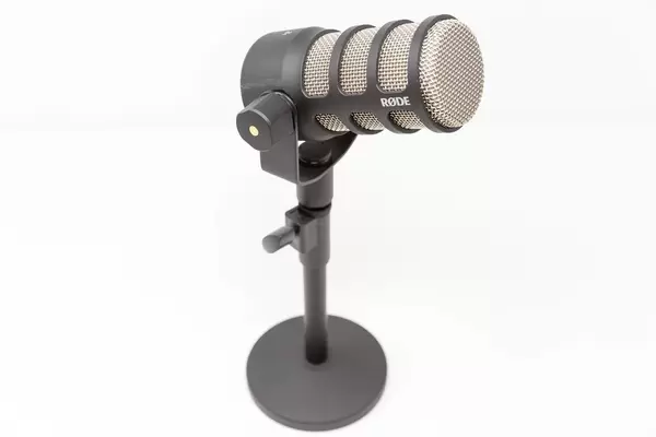 Podcast-Ausrüstung: dynamisches Mikrofon, für Sprachübertragung optimiert. Podmic von RØDE