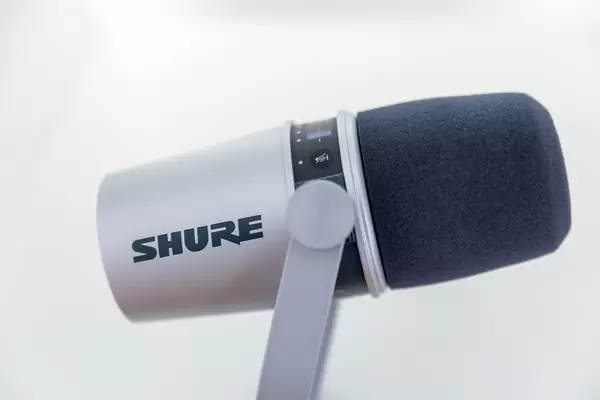 Podcast-Mikrofon MV 7 Silver von Shure in Silber und Schwarz, vor weißem Hintergrund