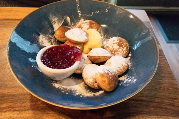 Poffertjes mit Puderzucker und Marmelade