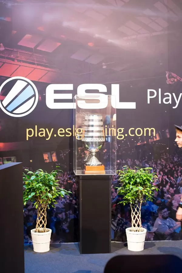 Pokal von ESL Play