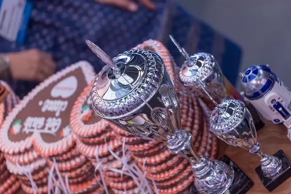 Pokale mit Lebkuchenherzen im Hintergrund