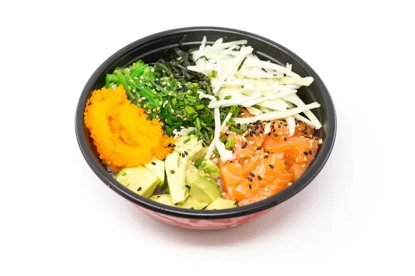 Poke Bowl Lachs Teriyaki - mit Sushireis, Lachs, Avocado, Krautsalat, Wakame Salat, Wasago, Nori, Teriyaki-Sauce, Soja-Sauce, Sesam und Schnittlauch in einer Schüssel