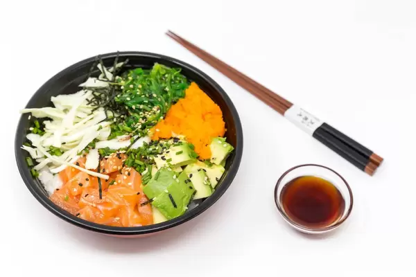 Poke Bowl Lachs Teriyaki - mit Sushireis, Lachs, Avocado, Krautsalat, Wakame Salat, Wasago, Nori, Teriyaki-Sauce, Soja-Sauce, Sesam und Schnittlauch