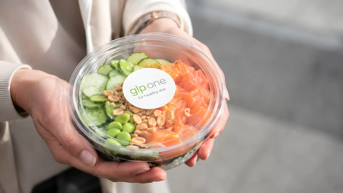 Poke Bowl mit Lachs und Gurke in Transportbox
