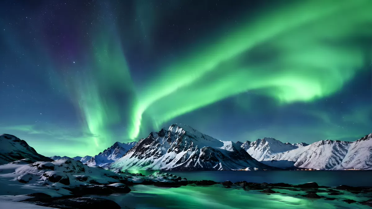 Polarlichter über schneebedeckten Fjordbergen