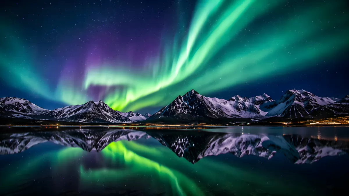 Polarlichter über verschneiten Bergen mit Spiegelung