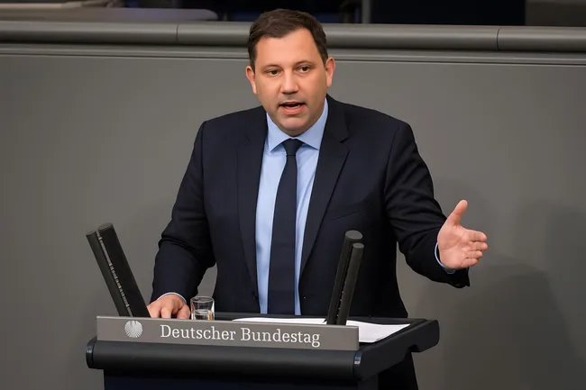 Politiker hält Rede am Rednerpult im Bundestag