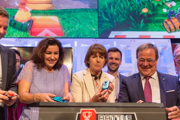 Politiker spielen auf der Nintendo Switch