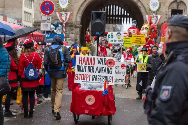 Politisches Statement der Pappnasen rot-schwarz gegen Rassismus beim Rosenmontagszug am Severinstor in Köln