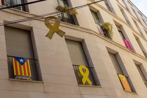 Politisches Statement und Symbole der gelben Schleife an den Häusern Barcelonas, in Spanien, zeigen Solidarität mit Katalonien