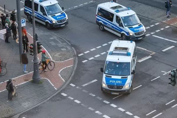 Polizei Autos von oben fotografiert beim Klimastreik Fridays for Future