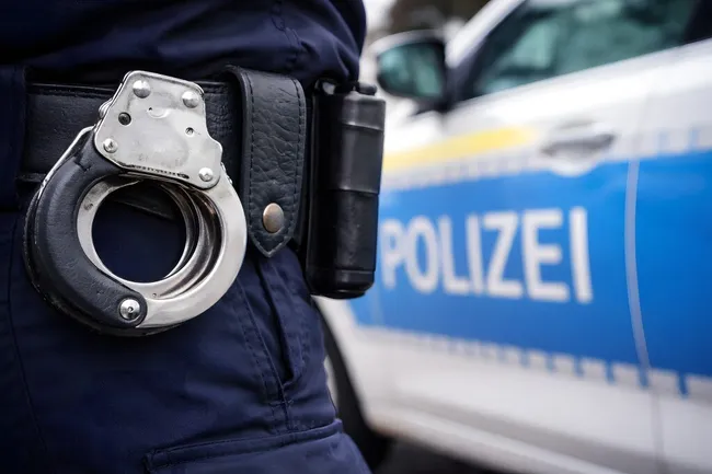 Polizei-Handschellen und Streifenwagen für Sicherheit und Strafverfolgung